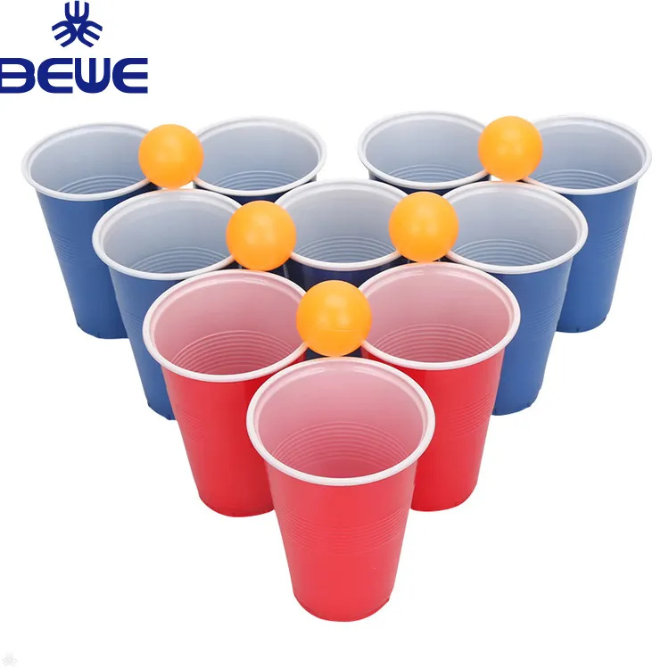 Rote Partybecher und Bälle als Werbe-Beer-Pong-Spielset aus Kunststoff